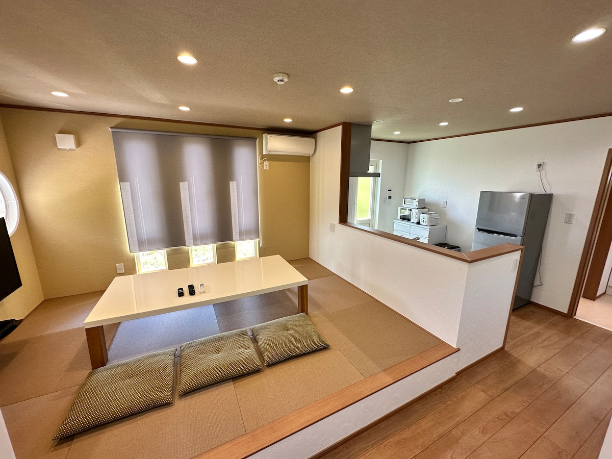 1階室内：カウンター風キッチンがあり、落ち着ける雰囲気となっております。